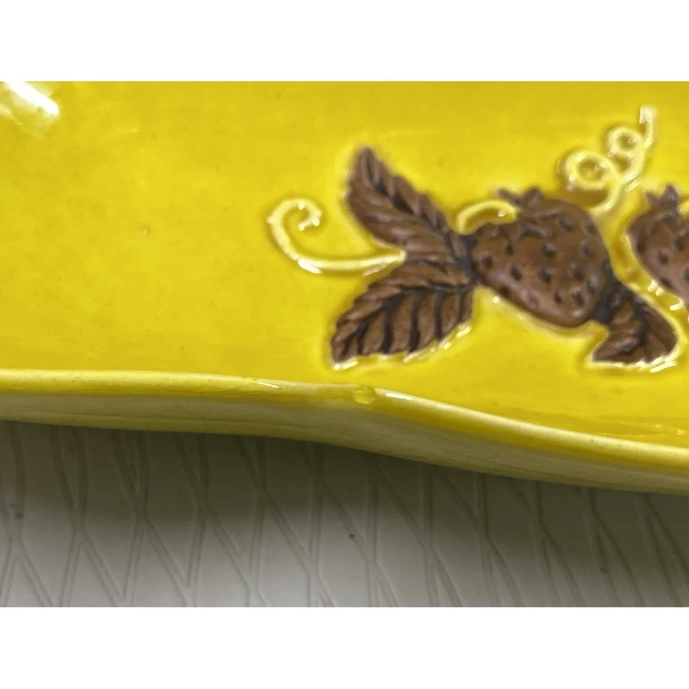 Vintage Treasure Craft USA Pottery Cracker Dish, W/strawberries Yellow‎ 12